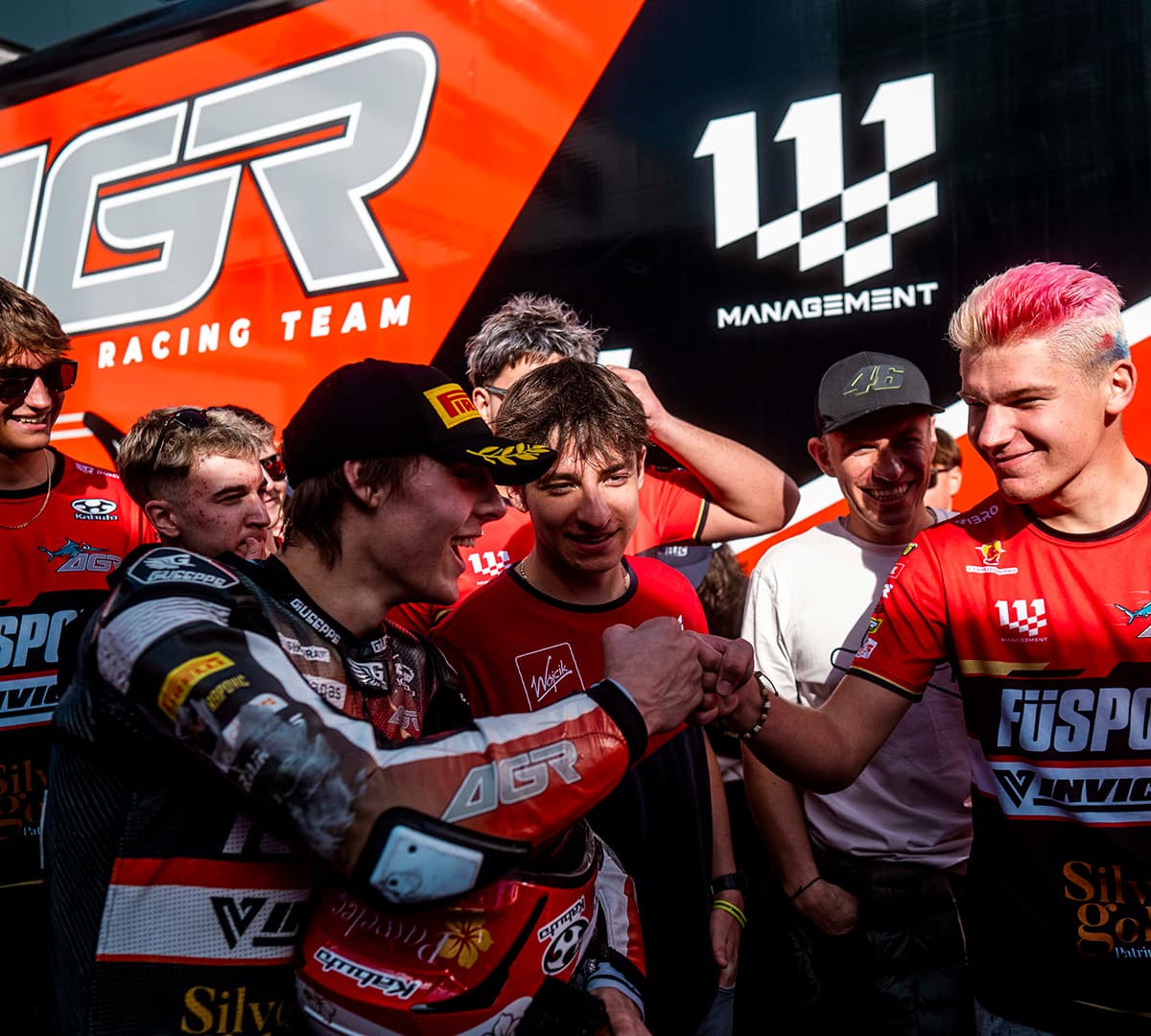 Milan Pawelec celebrujący sukces na podium po rundzie JuniorGP